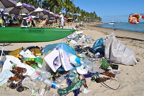 Description: Description: Lixo depois da festa, na manh do domingo (30): de quem  a culpa? Foto: Alagoas24horas