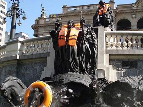 Description: intervenção urbana Sobrevivência de Eduardo Srur nos principais monumentos da cidade de São Paulo